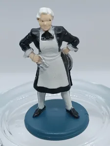 Article Figurine Madame Leblanc - CLUEDO