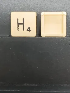 Article H - noir - version voyage - SCRABBLE DE VOYAGE