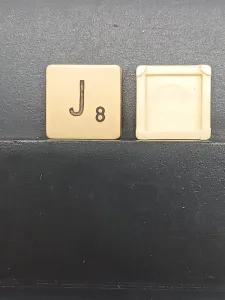 Article J - noir - version voyage - SCRABBLE DE VOYAGE