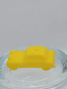 Article Voiture jaune - 1000 BORNES - SUR UN PLATEAU